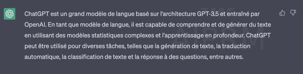 Voici une capture d'écran du chat de ChatGPT. Elle montre un paragraphe écrit par l'IA qui nous explique à quoi elle sert.